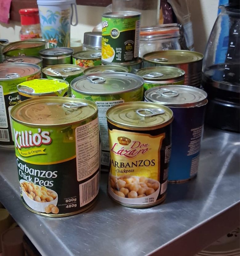 Latas de garbanzos Killio’s y Don Lázaro sobre una mesa de acero, en la cocina del programa.