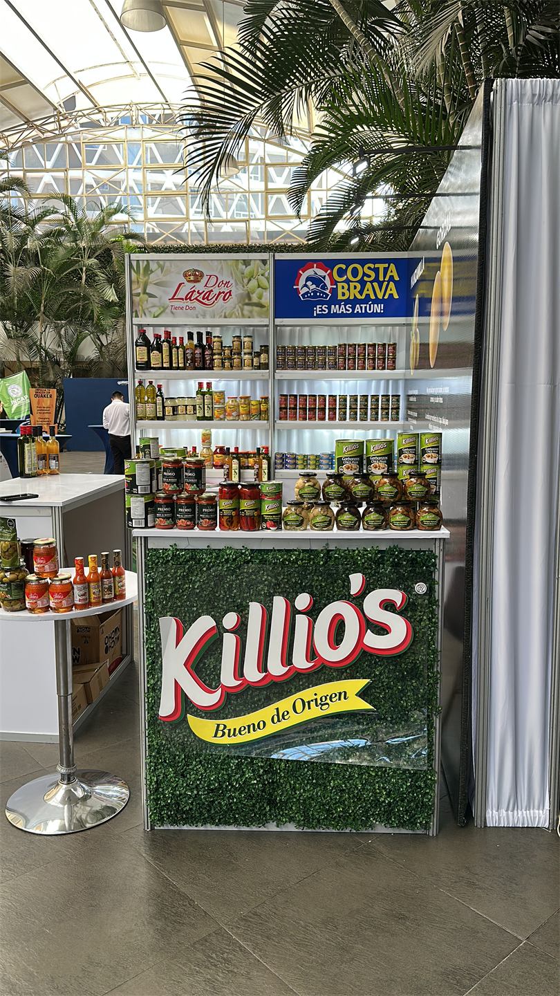 Mostrador de Killio’s con productos Premio y estantes de Don Lázaro y Costa Brava.