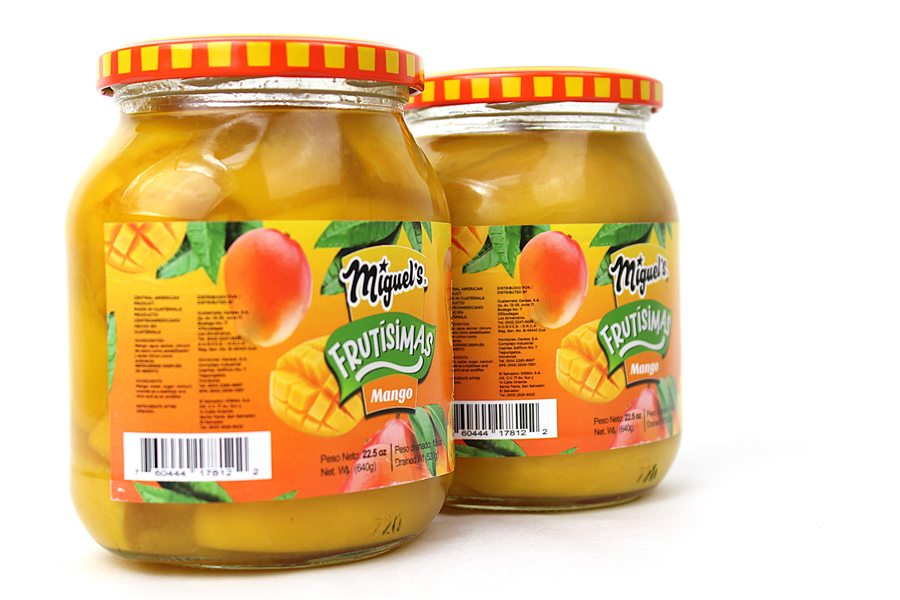 Dos frascos de mango en almíbar Miguel’s sobre fondo blanco.