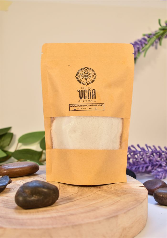 Bolsa kraft de VEDA con ventana, sobre una base de madera y lavanda de fondo.