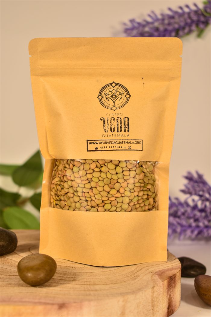 Bolsa de granos de VEDA con ventana, sobre una base de madera y lavanda de fondo.