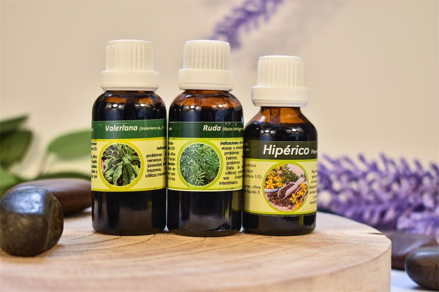 Tres frascos de extractos naturales del trío para el insomnio, sobre una base de madera con lavanda de fondo.